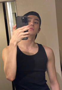 Hyunjae-เสื้อกล้ามดำ