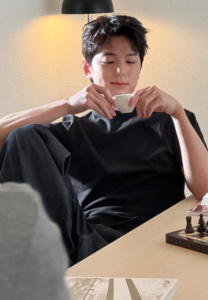 Kim-Min-Gyu-ดื่มกาแฟ