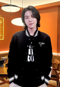 SUGA--BTS-หนุ่มหล่อออร่า