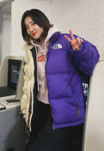 Sandara-Park-ชี้สองนิ้ว