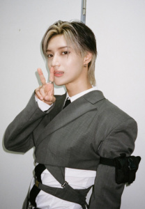 Taemin-ชูสองนิ้ว Taemin-ชูสองนิ้ว