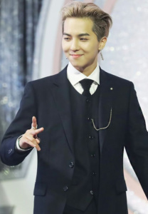 Song-Min-Ho-ชูวองนิ้ว