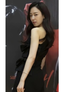 Seo Hyun Jin-005-Stunning