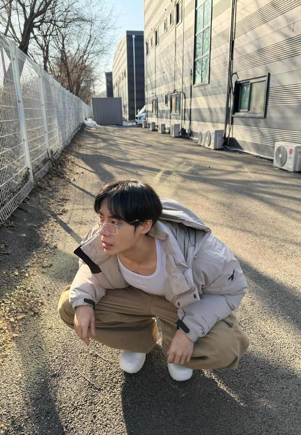 ชูยองอูในลุคแคชชวลกลางแจ้ง