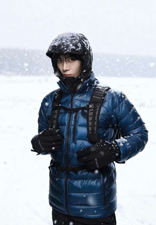 ชูยองอูในชุดกันหนาวท่ามกลางหิมะ