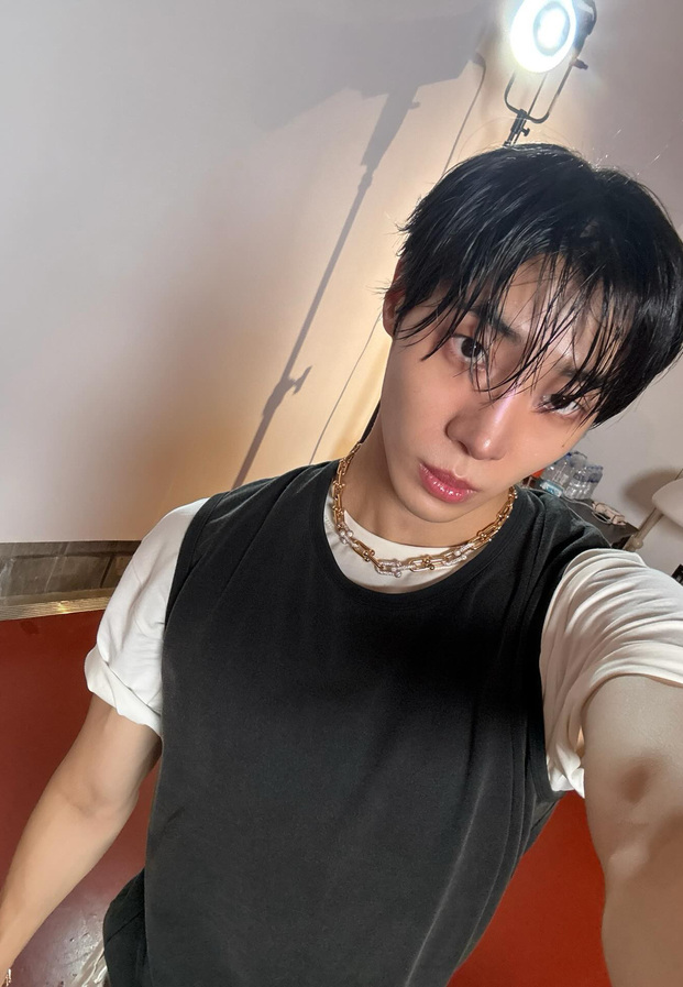 Choo Young Woo ถ่ายภาพเซลฟีในลุคสปอร์ต