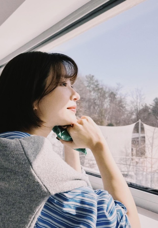 Hani EXID นั่งริมหน้าต่างในบรรยากาศแสงธรรมชาติ