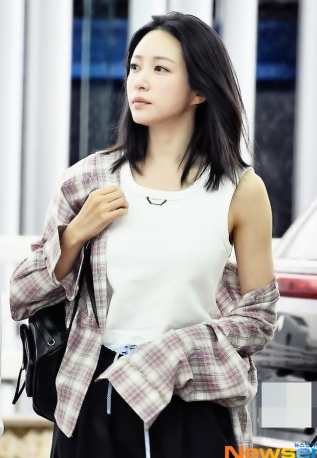 Hani EXID ในลุคเสื้อกล้ามสีขาวและเสื้อเชิ้ตลายตาราง