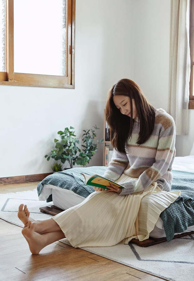Ahn Hee Yeon อ่านหนังสือข้างเตียงในลุคสบายๆ