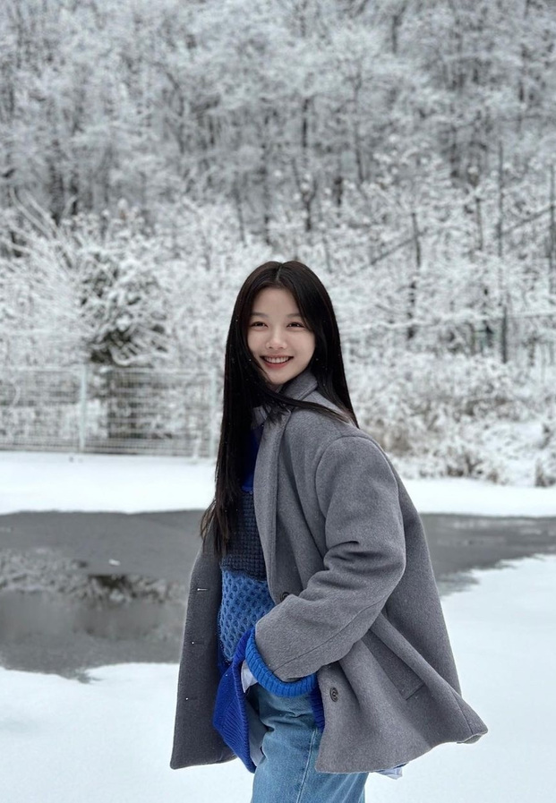 Kim Yoo Jung คิมยูจอง ในลุคเสื้อโค้ตกันหนาวสีเทากับผ้าพันคอสีฟ้าท่ามกลางหิมะขาวโพลน