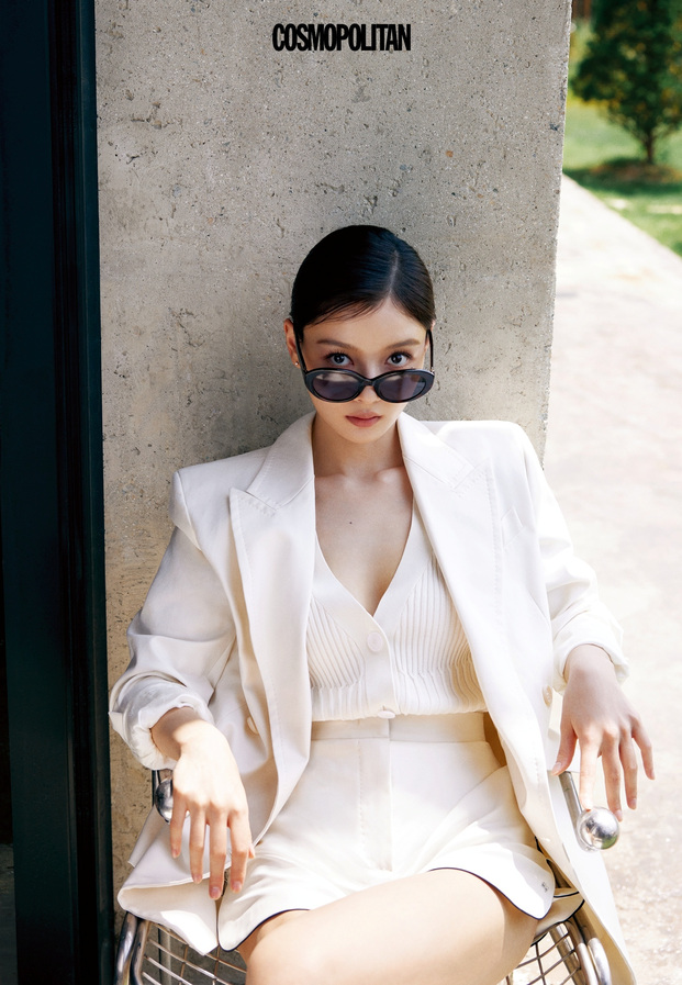 Kim Yoo Jung กับลุคแฟชั่นสุดชิคในชุดสูทสีขาวและแว่นตากันแดดจากนิตยสาร Cosmopolitan