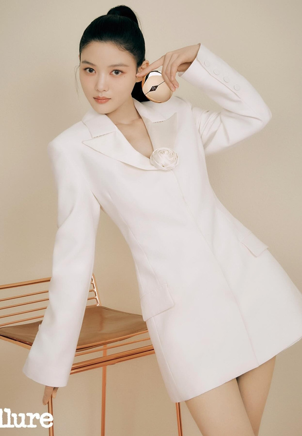 คิมยูจองในลุคเบลเซอร์เดรสสีขาว เรียบหรูดูแพงจากนิตยสาร Allure