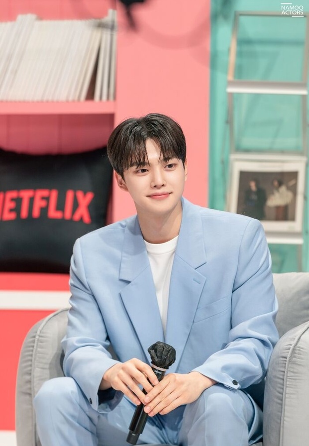 Song Kang ซงคัง ในชุดสูทสีฟ้าสดใส รอยยิ้มอบอุ่นในงานแถลงข่าว Netflix