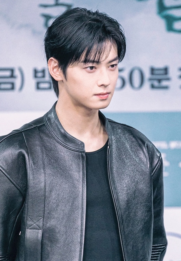 Cha Eun Woo ในลุคแจ็กเก็ตหนังสุดเท่จากงานแถลงข่าว Wonderful World