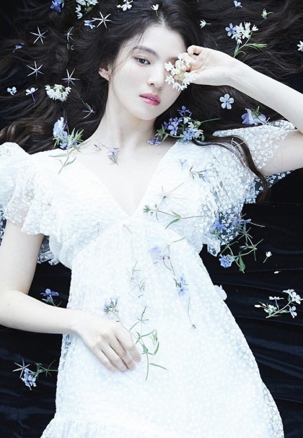 ภาพถ่ายแสนสดใสของฮันโซฮีกับดอกไม้สีขาวสะท้อนความบริสุทธิ์