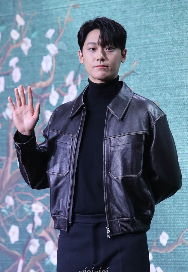 อีโดฮยอน ในงานแถลงข่าวซีรีส์ด้วยลุคหล่อเนี้ยบเปี่ยมออร่าซุปตาร์