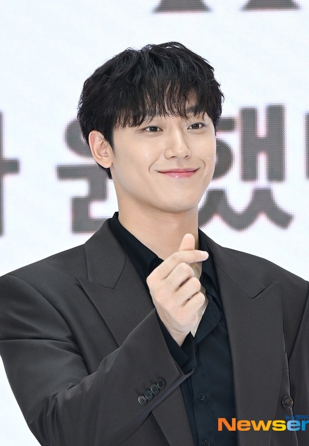รอยยิ้มพิมพ์ใจและแววตาเปี่ยมเสน่ห์ของอีโดฮยอน ที่ทำให้แฟนคลับตกหลุมรัก