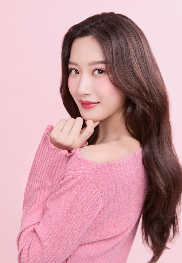 ภาพถ่ายรอยยิ้มแสนสดใสของมุนกายอง ชวนให้นึกถึงบทบาท อิมจูกยอง จาก True Beauty